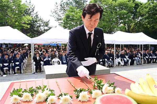  진양호공원 입구 충혼탑에서 열린 현충일 추념식.