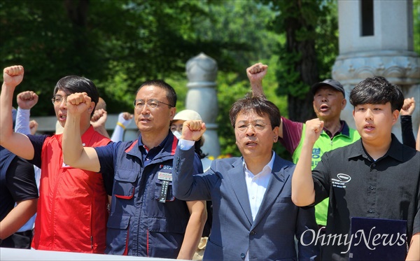 6일 현충일을 맞아 대전지역단체들이 국립대전현충원 앞에서 '반민족·반민주행위자, 군사반란 가담자 등 이장 위한 국립묘지법 개정 촉구 시민대회'를 개최했다.