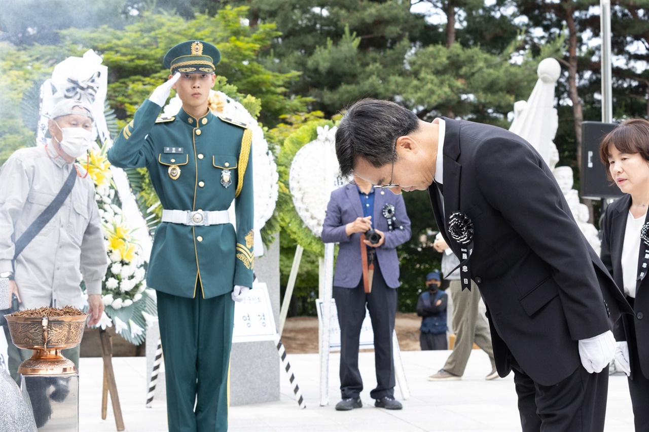제68회 현충일 기념식에 참석해 묵념하고 있는 김동연 경기도지사