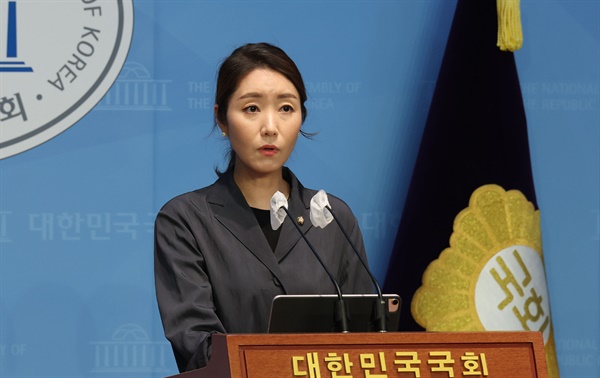 더불어민주당 강선우 대변인이 6일 오후 서울 여의도 국회 소통관에서 브리핑을 하고 있다.