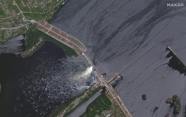 러시아군이 점령하고 있는 우크라이나 남부 헤르손주 노바 카호우카 댐이 포탄에 의해 파괴됐다고 6일(현지시간) 로이터통신이 보도했다. 우크라이나와 러시아는 상대측의 공격이 원인이라고 주장하며 책임을 부인하고 있다. 사진은 2023년 5월 28일 찍힌 카호우카댐의 위성 사진. [재판매 및 DB 금지] 