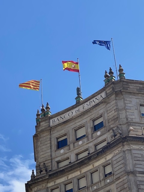 스페인은행 건물 꼭대기에 걸린 세 개의 깃발. 왼쪽부터 바르셀로나 깃발, 스페인국기, 유럽연합 깃발