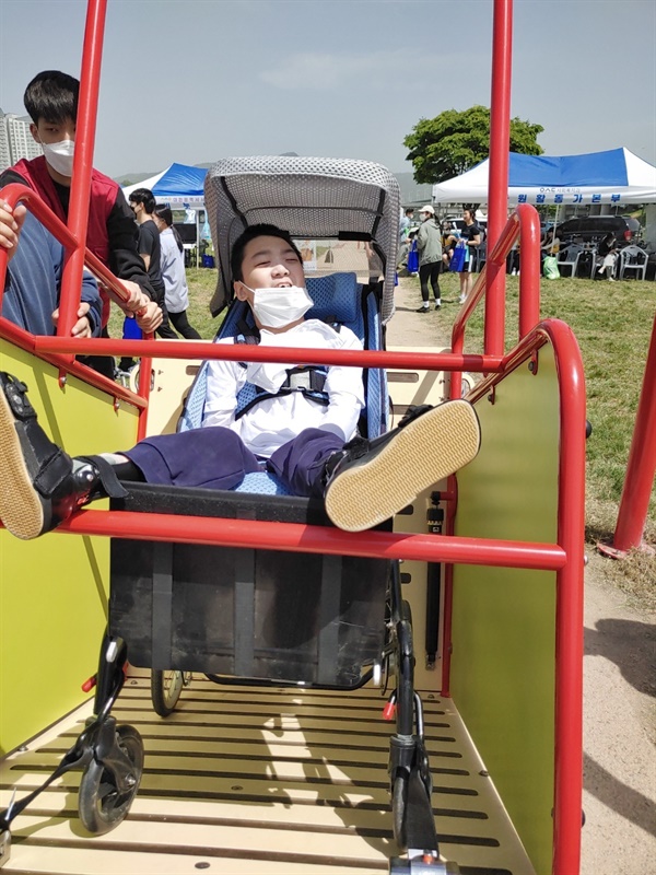 지난 4월 22일 대전에서 열린 기적의 마라톤에서 토닥토닥 김동석 대표의 아들 건우(중증장애)가 휠체어그네를 타고 있다.  