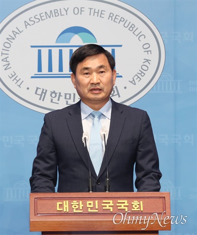 김도균 전 수도방위사령관이 7일 서울 여의도 국회 소통관에서 더불어민주당 입당 기자회견을 하고 있다. 
