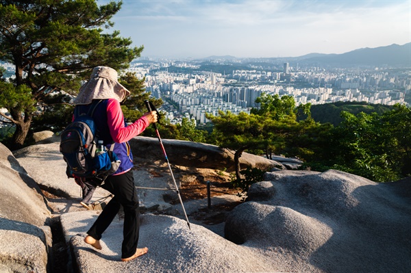 수락산 중턱 조망바위에서 바라본 수락산 보루와 서울 시내 풍경.