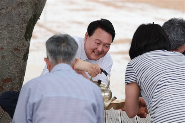  윤석열 대통령이 7일 충남 부여군 임천면 '꿈에영농조합법인'의 모내기 작업 현장을 방문해 모내기 작업에 참여한 후 농민들과 새참을 함께 하고 있다.