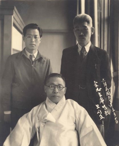 1948년 5월 10일 김구와 함께 한 문일민(오른쪽)