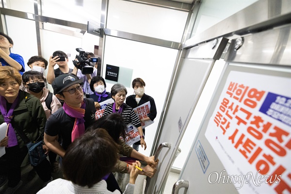 이태원참사 유가족들이 8일 오전 서울 용산구청에서 전날 보석으로 석방된 박희영 용산구청장의 출근저지를 위해 용산구청장실로 향하고 있다. 