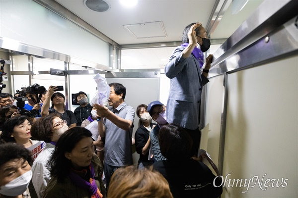 이태원참사 유가족들이 8일 오전 서울 용산구청에서 전날 보석으로 석방된 박희영 용산구청장의 출근을 막으려 구청장실에 진입하려 했으나 잠긴 문에 가로막혀 있다.