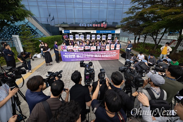 이태원참사 유가족들이 8일 오전 서울 용산구청에서 전날 보석으로 석방된 박희영 용산구청장의 출근저지 및 사퇴촉구 기자회견을 하고 있다. 