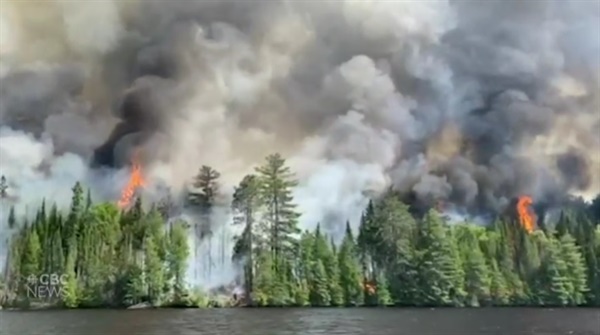 캐나다 동부 퀘벡주 산불 피해 상황을 보도하는 캐나다 공영방송 CBC 갈무리 