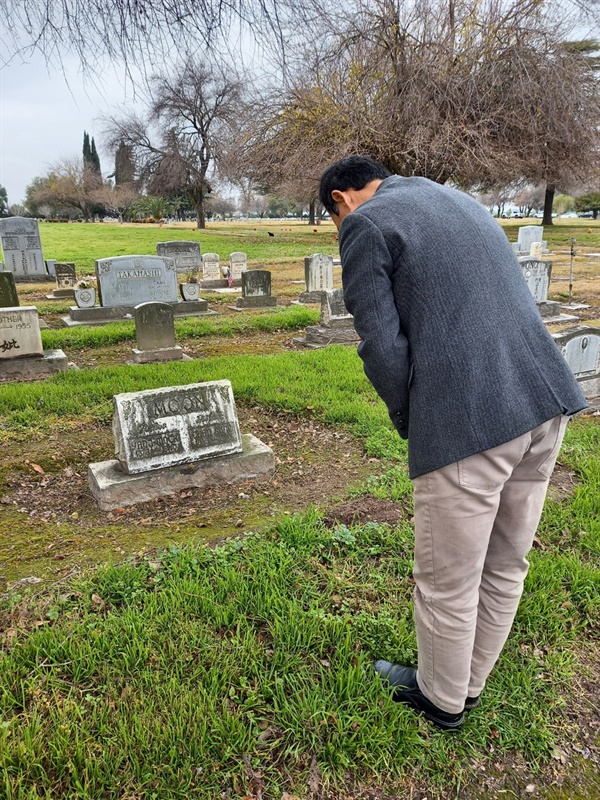 (사)문양목선생기념사업회 이수연 선임이사가 올해 초 미국을 방문했을 당시 파크뷰 공동묘지를 찾아 우운 선생의 묘소를 참배하고 있다.