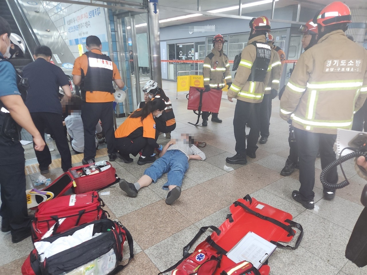경기 성남시 분당구 지하철 분당선 수내역 2번 출구 상행 에스컬레이터가 8일 오전 8시 20분경 역주행해 이용객 14명이 다쳤다.