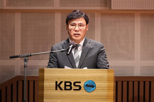김의철 KBS 사장이 8일 오전 서울 여의도 KBS 아트홀에서 수신료 분리 징수 권고와 관련한 KBS의 입장을 밝히는 기자회견을 하고 있다.