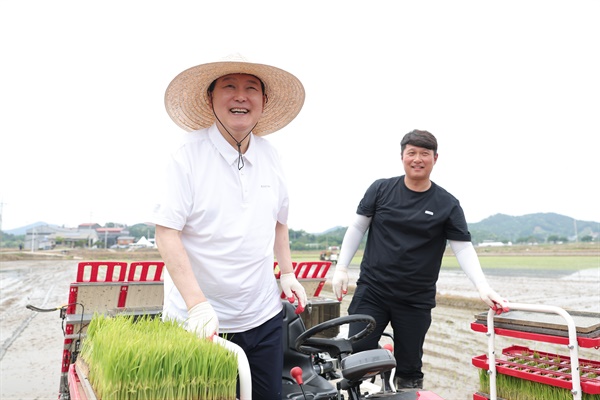 윤석열 대통령이 7일 충남 부여군 임천면의 '꿈에영농조합법인' 모내기 현장을 방문, 농민과 함께 이앙기에 올라 밝게 웃고 있다. 