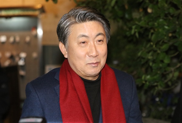 2016년 12월18일 이동관 전 청와대 대변인이 서울 강남구의 한 식당에서 열린 이명박 전 대통령 생일 기념 만찬에 참석하고 있다.