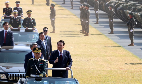 윤석열 대통령이 2022년 10월 1일 충남 계룡시 계룡대에서 열린 제74주년 국군의날 기념식에서 사열하고 있다.