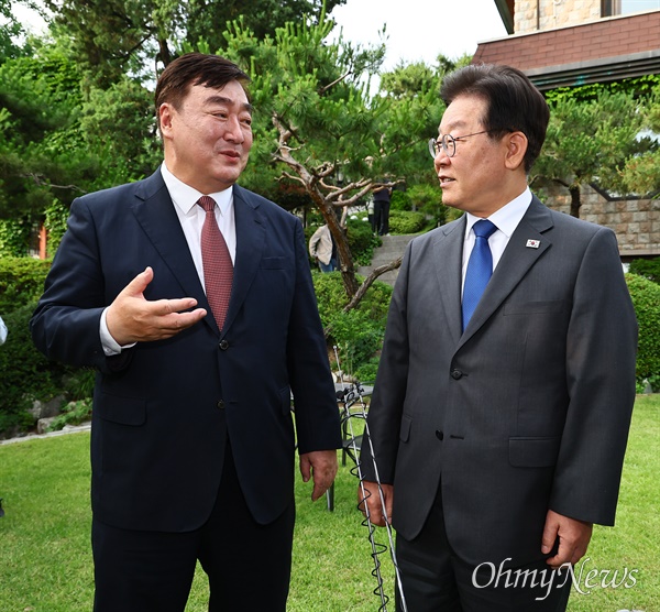 이재명 더불어민주당 대표가 8일 오후 서울 성북구 중국대사관저를 방문해 싱하이밍 주한중국대사와 대화하고 있다.
