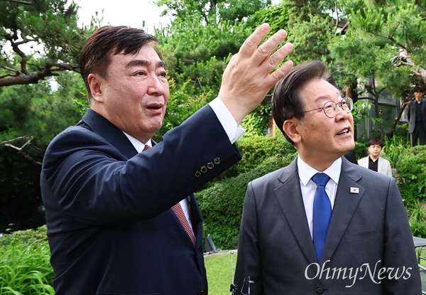 이재명 더불어민주당 대표가 8일 오후 서울 성북구 중국대사관저를 방문해 싱하이밍 주한중국대사와 함께 관저를 둘러보고 있다.