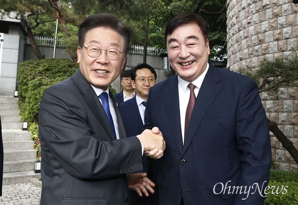 이재명 더불어민주당 대표가 8일 오후 서울 성북구 중국대사관저를 방문해 싱하이밍 주한중국대사와 악수하고 있다.