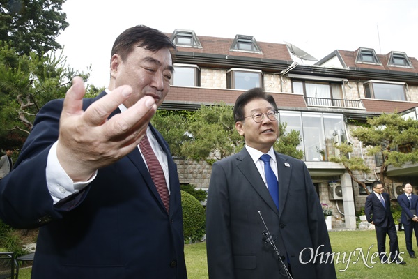 이재명 더불어민주당 대표가 8일 오후 서울 성북구 중국대사관저를 방문해 싱하이밍 주한중국대사와 함께 관저를 둘러보고 있다.