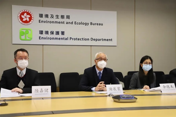  쓰친완 홍콩 환경부장관(가운데)