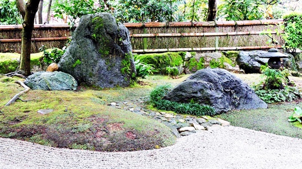 세 점의 바위도 바닥에 깔린 이끼와 더불어 일본정원의 고즈넉함을 유감없이 발휘하고 있다