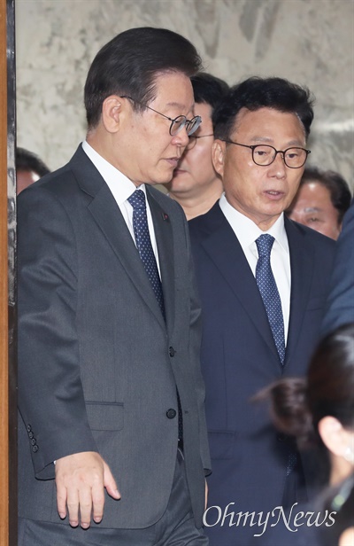 더불어민주당 이재명 대표와 박광온 원내대표가 9일 서울 여의도 국회에서 열린 확대간부회의에 입장하고 있다. 
