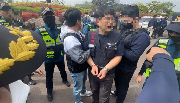 지난 5월 4일 경찰이 당진현대제철 비정규직 노동자에게 수갑을 채워 강제 연행하고 있다. 