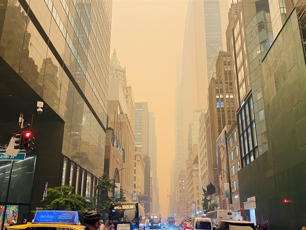 7일(현지시간) 미국 뉴욕시의 하늘이 캐나다 산불의 영향으로 연기로 뒤덮여 있다. 2023.6.8