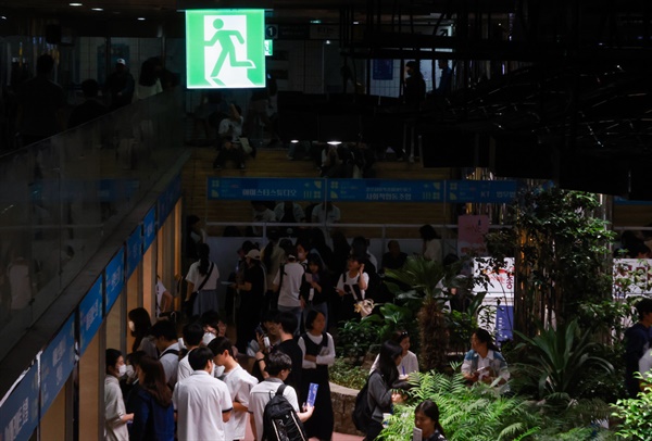 5월 31일 서울 종로구 종각역 태양의 정원 광장에서 열린 '2023 종로구 온오프 청년취업박람회'를 찾은 구직자들이 참가업체 부스를 오가며 상담을 받고 있다.

