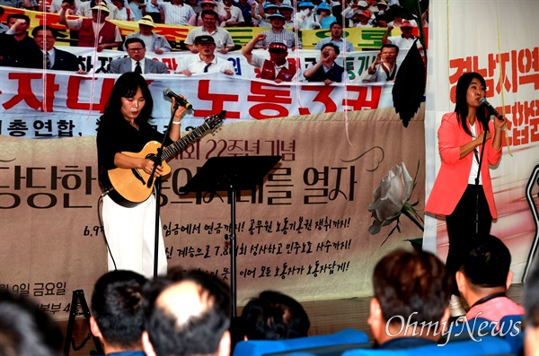 전국공무원노동조합은 9일 오후 민주노총 경남본부 대강당에서 "6.9대회 22주년 기념대회"를 열었다. 노래패 맥박 공연.
