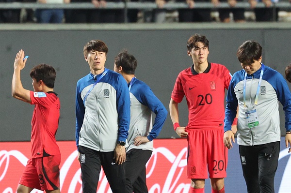  8일(현지시간) 오후 아르헨티나 라플라타 스타디움에서 열린 2023 국제축구연맹(FIFA) 20세 이하(U-20) 월드컵 4강전 한국과 이탈리아의 경기에서 1-2로 패배한 한국 김은중 감독과 선수들이 눈물을 흘리는 등 아쉬운 표정을 보이고 있다. 