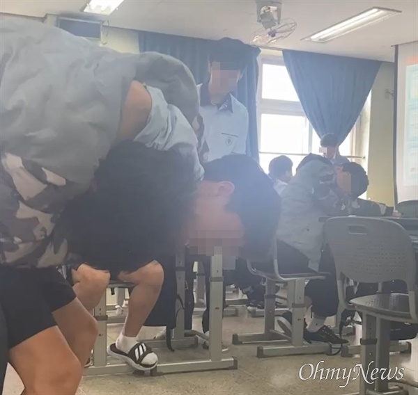 지난 5월 19일쯤 4교시 서울 한 특성화고 교실에서 벌어진 학생 사이 싸움. 교실 앞쪽 왼편에 있는 교사는 핸드폰을 들여다 보고 있다.  