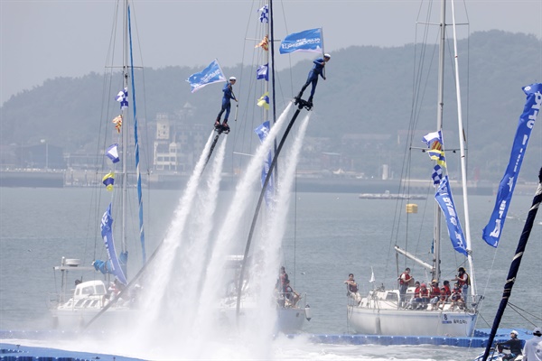 2023 화성 뱃놀이 축제장을 찾은 관광객들이 해상 무대에서 펼쳐지는 플라이보드쇼를 관람하고 있다. 프로그램 및 공연과 관련한 자세한 사항은 화성 뱃놀이축제 홈페이지(www.hs-boatingfestival.com)에서 확인할 수 있다. 
