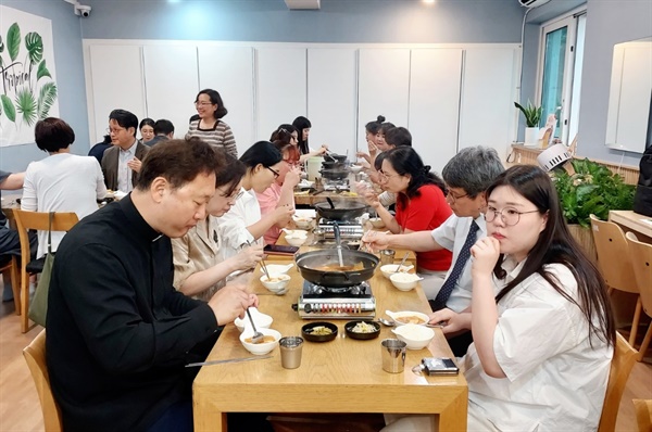 개소식에 참석한 지역사회 관계자들이 김치찌개로 식사를 하고 있다. 