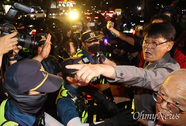 1박2일 투쟁에 나선 비정규직 노동자와 문화예술인, 시민들이 9일 오후 서울 서초구 대법원 앞에서 열린 제2차 노숙문화제 도중 경찰의 강제 해산에 항의하고 있다.