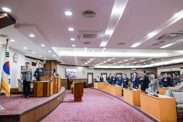 지난 7일, 강동구의회 본회의는 긴장감에 휩싸였다. 시작할 때의 모습.