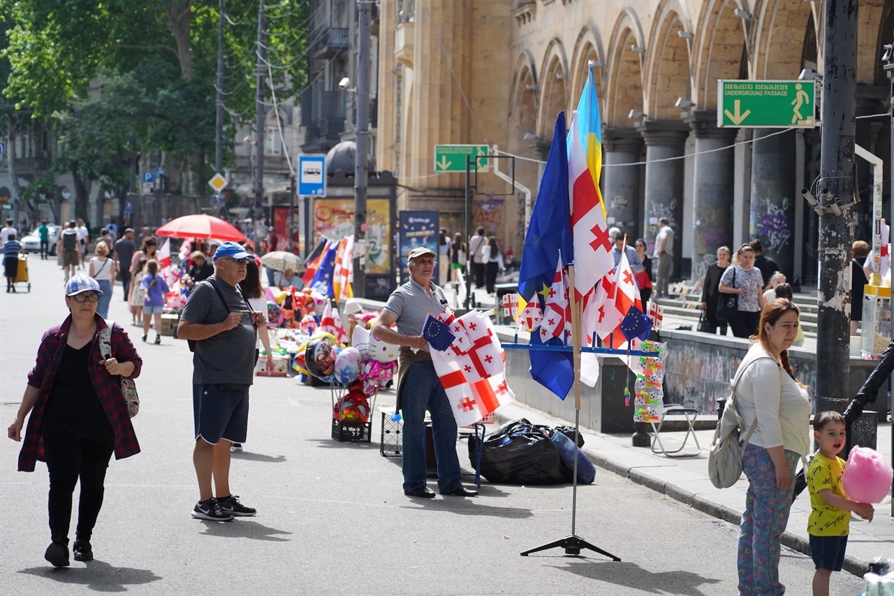 조지아 국기와 우크라이나 국기, EU기를 팔고 있는 상인