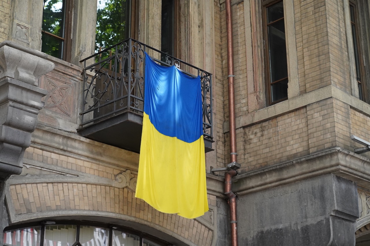 거리에 걸린 우크라이나 깃발