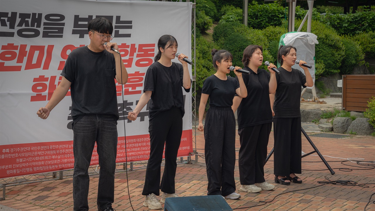 한국대학생진보연합 예술단 <빛나는 청춘>이 노래 공연을 하고 있다.