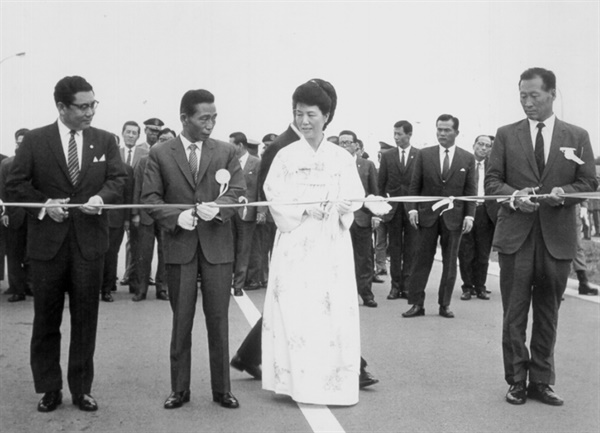 1970년 7월 경부고속도로 준공식에서 박정희 대통령과 육영수 여사가 이한림 당시 건설부 장관(맨 왼쪽), 정주영 현대건설 회장(맨 오른쪽)과 함께 테이프 커팅을 하고 있다.