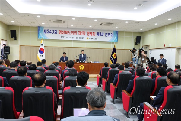  경북도의회가 12일 오전 독도에서 정례회 본회의를 하기로 했지만 장소를 바꿔 안용복기념관에서 본회의를 열었다.