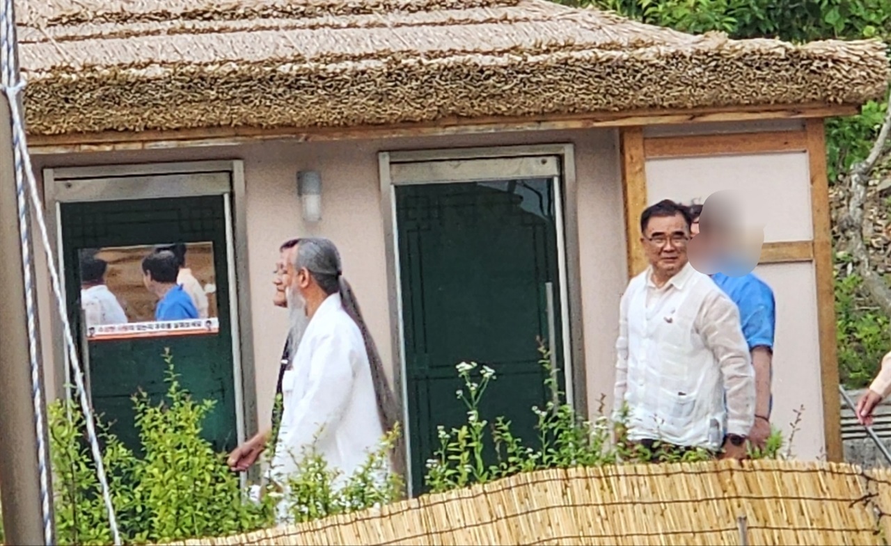지난해 6월 10일 한산모시문화제 행사장에서 만난 천공(왼쪽)과 김기웅 서천군수가 함께 걷고 있는 모습.