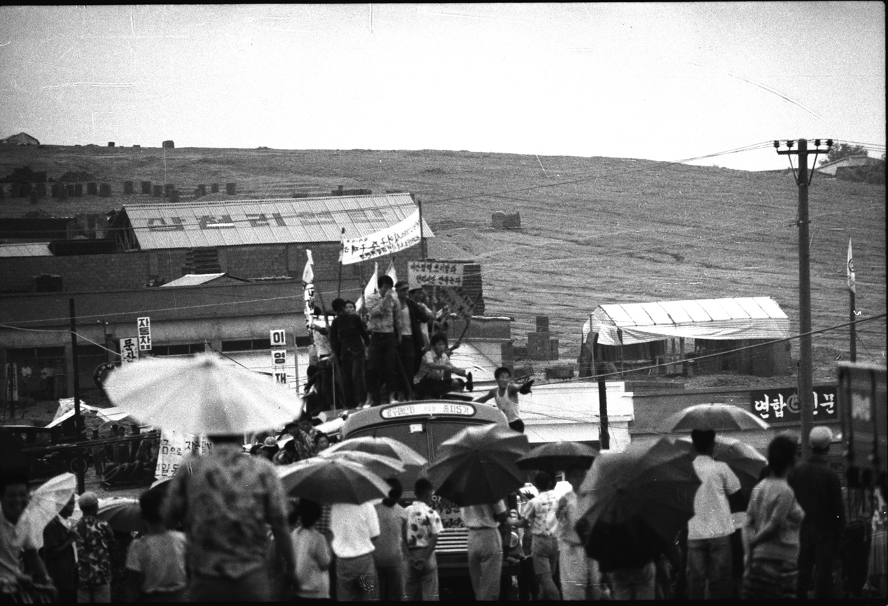 1971년 8월 10일 항쟁 모습. 시위 중 차 위에 올라가 연설하는 것으로 보임.