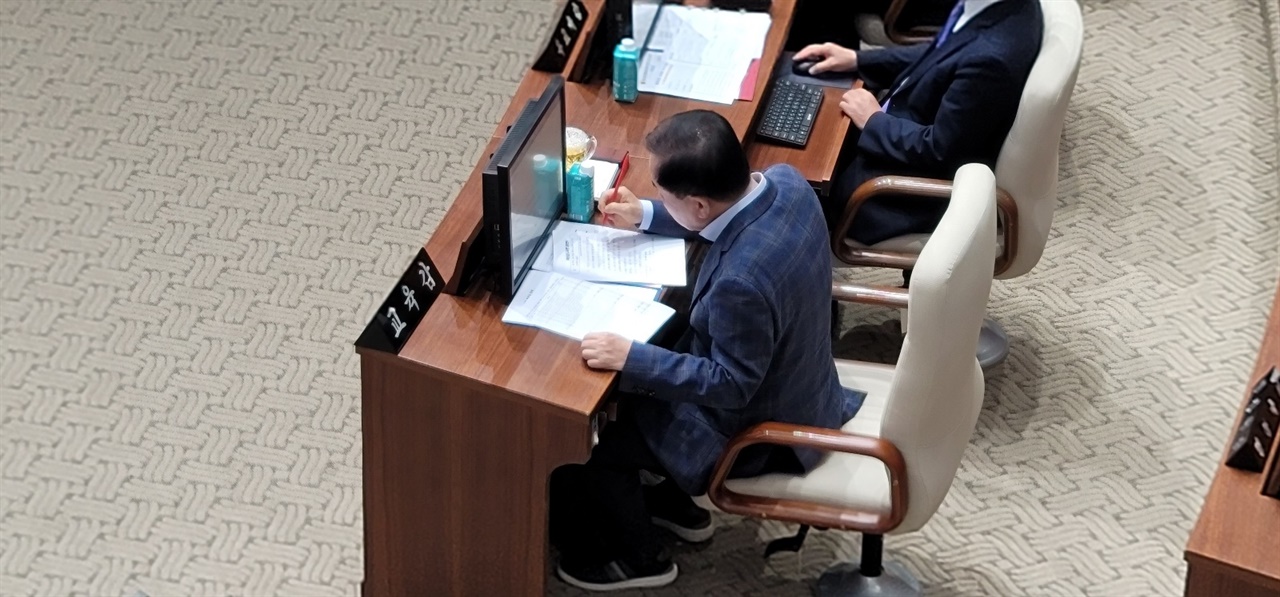 김지철 교육감이 제345회 정례회 1차 본회의에 출석하고 있다.