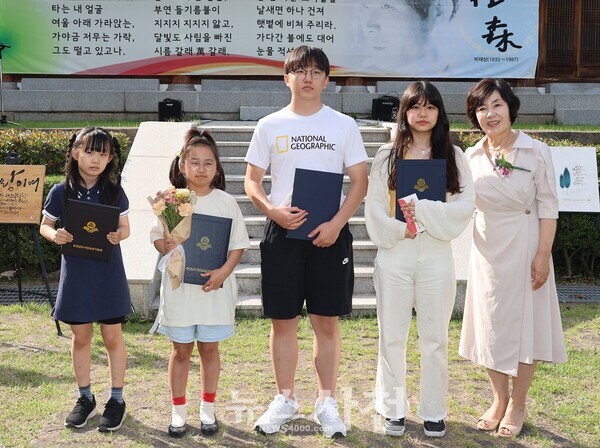 백일장 학생부 장원을 받은 수상자들. 이수아, 조수연, 오승안, 신주희(사진 왼쪽부터) 사진 오른쪽은 김영옥 교육장.