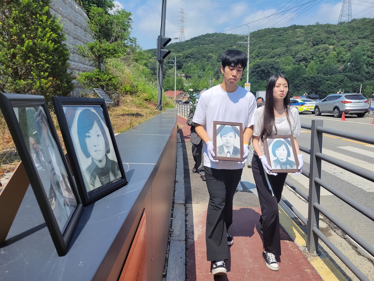 신효순·심미선 21주기 추모제 참가자들이 두 학생의 영정을 들고 사건이 일어난 길을 걷고 있다.