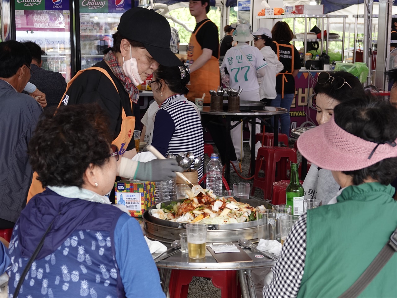 막국수 닭갈비 축제장에서 닭갈비 요리를 먹으며 행사를 즐기는 시민들