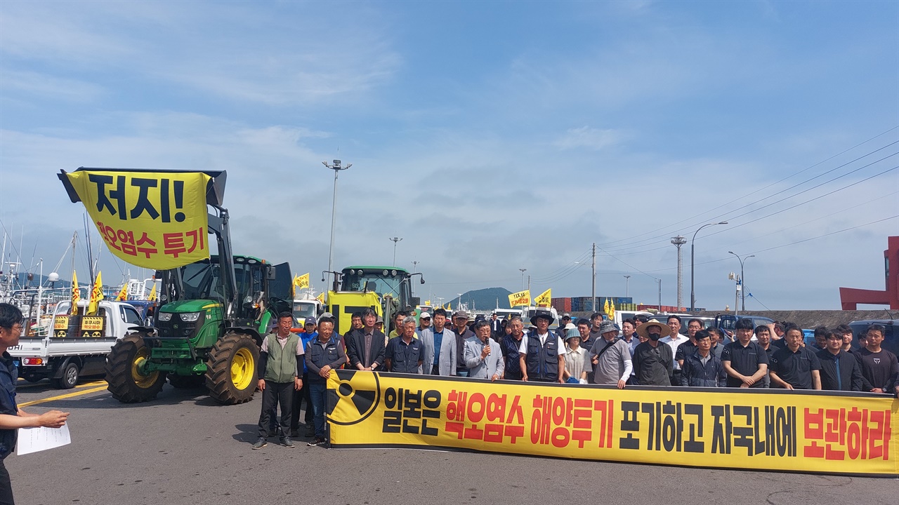 농어민들이 성산포 부두에서 트랙터 등 차량 50여대가 집결한 가운데 범도민대회 차량시위 발대식을 하고 있다. 